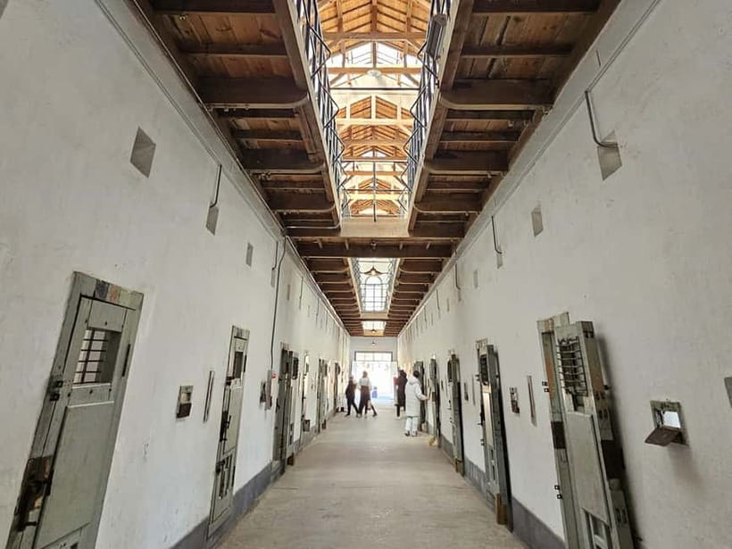 Blood & Tears: Korea Dark History Guided Walking Tour - Dongnimmun Arch: A monument with a complicated afterlife