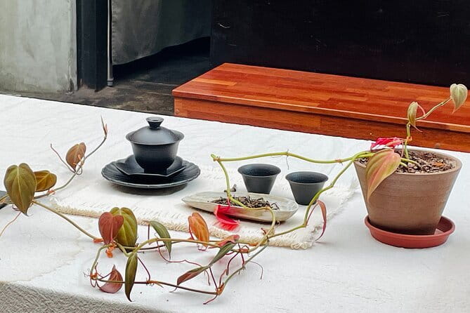 Contemporary & Retro Seoul Private Tour with Local Food Tasting - The food-and-tea stretch near Dongdaemun: kimbap, ramyeon, and Korean comfort in sequence
