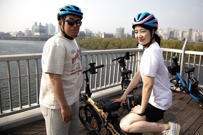 ENKO Electric Bike Ride on The Han River Bike Path in Seoul - Changing rooms, luggage storage, and clothing support