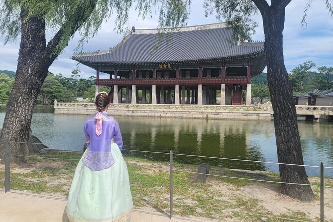 Full Day Private Seoul Tour for foodies - Bukchon Hanok Village in a Short Time Window