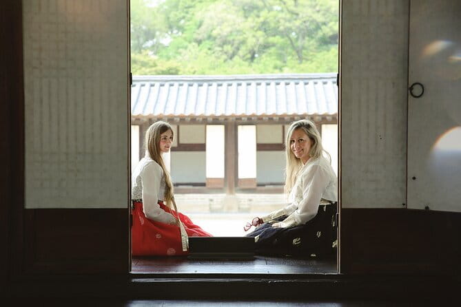 Gyeongbokgung Hanbok Photoshoot - Why a Gyeongbokgung Hanbok Shoot Works Better Than Street Photos