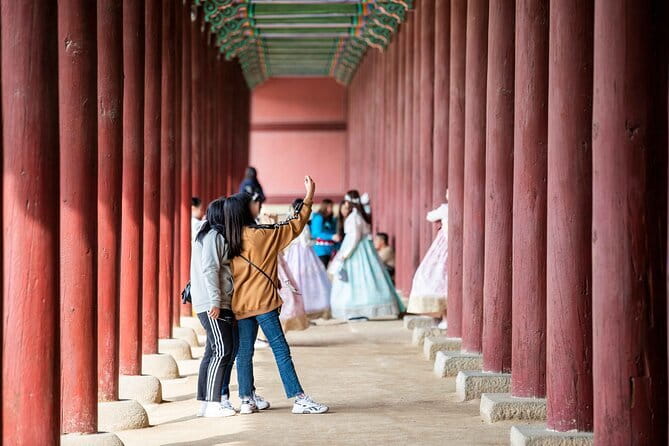 Gyeongbokgung Palace & Bukchon Village Walking Tour - Why the small-group guide makes it feel easy for first-timers