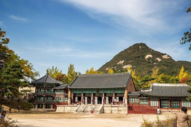 Gyeongbokgung Palace & Bukchon Village Walking Tour - Inside the royal highlights: Geunjeongjeon and Gyeonghoeru
