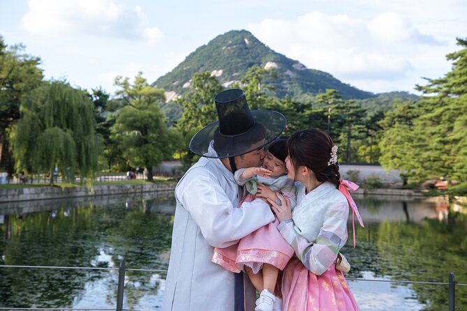 Gyeongbokgung palace family/group private photoshoot - Gyeongbokgung in hanbok, with direction that actually helps