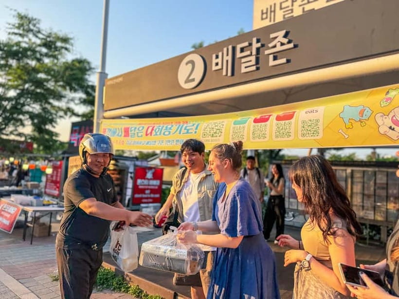 Han's River Picnic in Center of Seoul - A rider-delivery picnic feels like Seoul, not like tourism