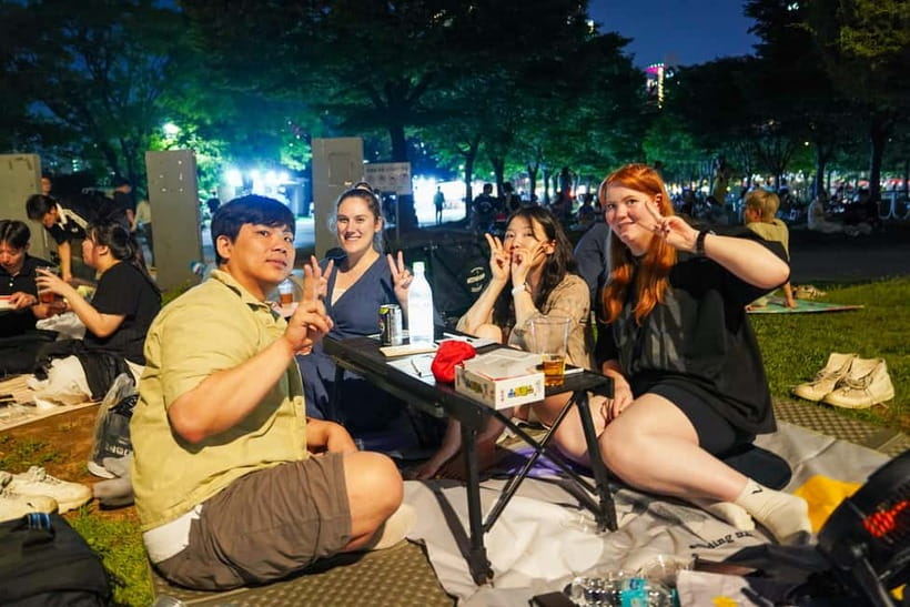 Han's River Picnic in Center of Seoul - Setting up your picnic: games, chatting, and that night view