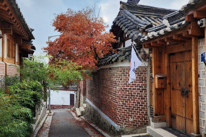 Highlights of Seoul Tour in Seoul: Deoksugung & N Seoul Tower - Deoksugung Palace and the Royal Guard Changing Ceremony