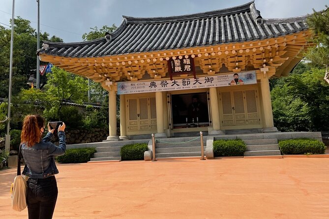 Inwangsan hike & historical sites - Small-Group Comfort and the Guide-Led Pace