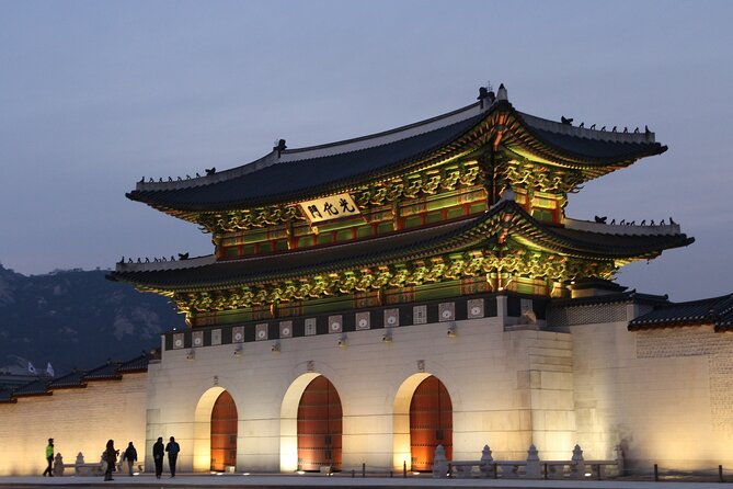 [KoreaByLocal] Authentic Seoul Night Walk and Chicken & Beer - Getting your bearings: a 6:00 pm start that actually works