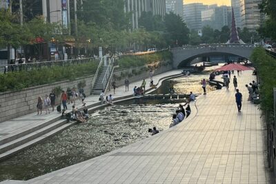 [KoreaByLocal] Authentic Seoul Night Walk and Chicken & Beer - Stop 2: Jogyesa Temple and Korean etiquette in real life