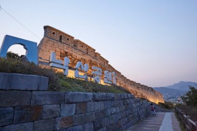 Moonlight Rainbow Fountain Show Night Tour in Seoul - Namsan Baekbeom Square and the Hanyangdoseong wall-style walk