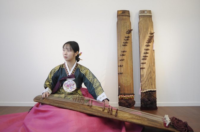 Play Gayageum in Hanbok Cultural Experience in Bukchon - The instructor effect: why people feel safe to try