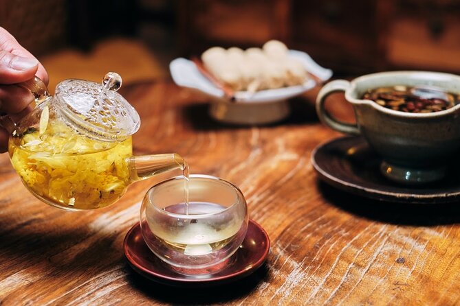 Private Downtown Seoul Food & Market Tour with 8+ Tastings - Gyeongbokgung Palace and the Gwanghwamun Gate: where the day’s story starts