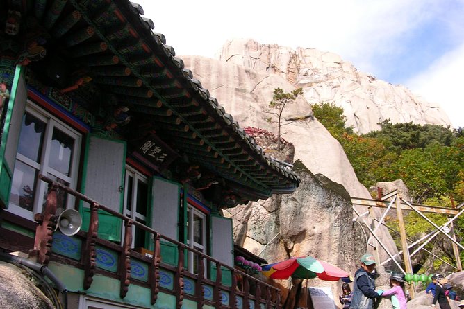 Seoraksan National Park Ulsanbawi Hiking from Seoul - Shinheungsa temple and the big bronze Buddha: why the cultural stops matter