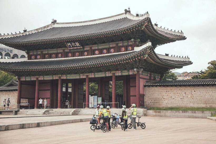 Seoul: Afternoon Ebike tour and "Happy Hour" food and drinks - Insadong culture street and the feeling of walking between eras