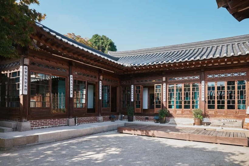 Seoul: Bukchon Hanok Village Walking Tour - Entering the hanok world: Houses from different periods