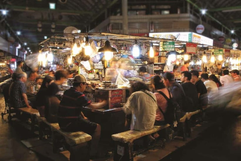Seoul: Changgyeonggung & Gwangjang Market & Naksan Park - Changgyeonggung Palace Lit Up: What a Guided Walk Adds