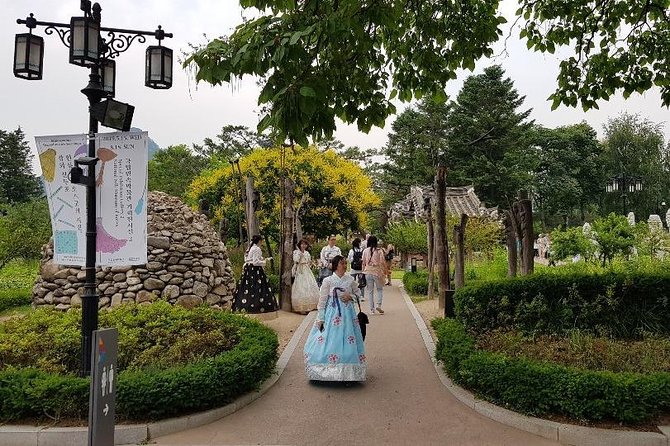 Seoul City Walking Private Tour (3hours) - The guide makes the difference: Park and Frank’s style