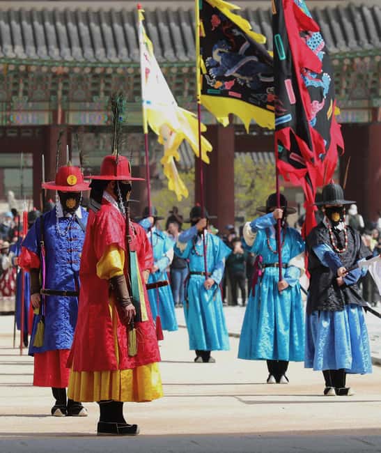 Seoul Day Tour: Gyeongbok Palace, Bukchon, Gwangjang Market - Gyeongbokgung Palace After Nightfall: Royal Sights + Filming Spots
