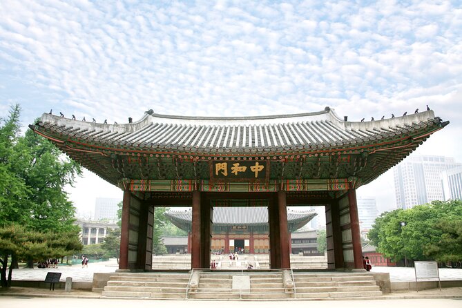 Seoul: Deoksugung Palace Night Tour - Hitting Daehanmun and Junghwajeon: a tour that follows power, room by room