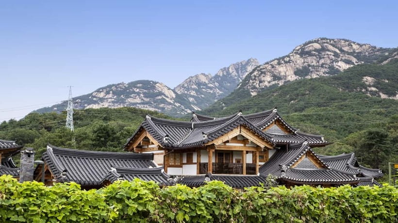 Seoul Full-Day City Tour: Hanok Village, Scenic Routes - Practical tips for an autumn day: shoes, layers, and food planning