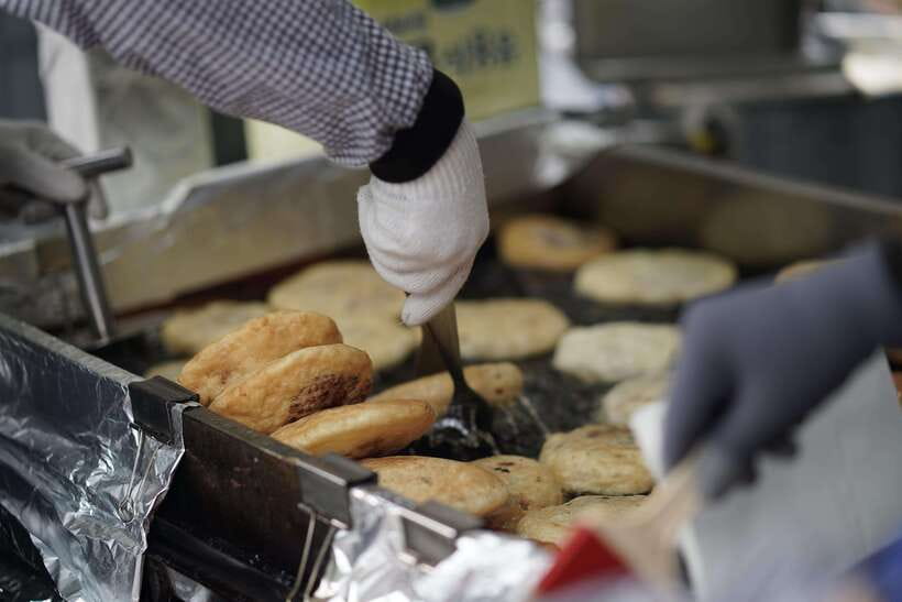 Seoul: Guided Street Food Tour at Namdaemun Market - Sungnyemun Gate photo stop: history you can see immediately