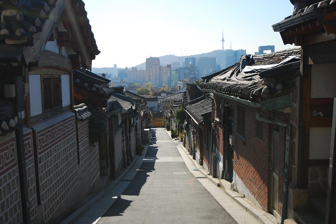 Seoul: Gyeongbok Palace, Bukchon Village, and Gwangjang Tour - Bukchon Hanok Village: your fast photo walk with context