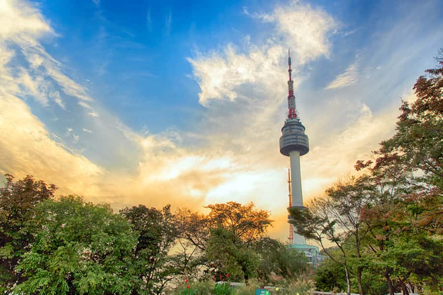 Seoul: Gyeongbokgung / Hanok Village / N Seoul Tower - Gyeongbokgung in Hanbok: the best way to enter Seoul’s royal world