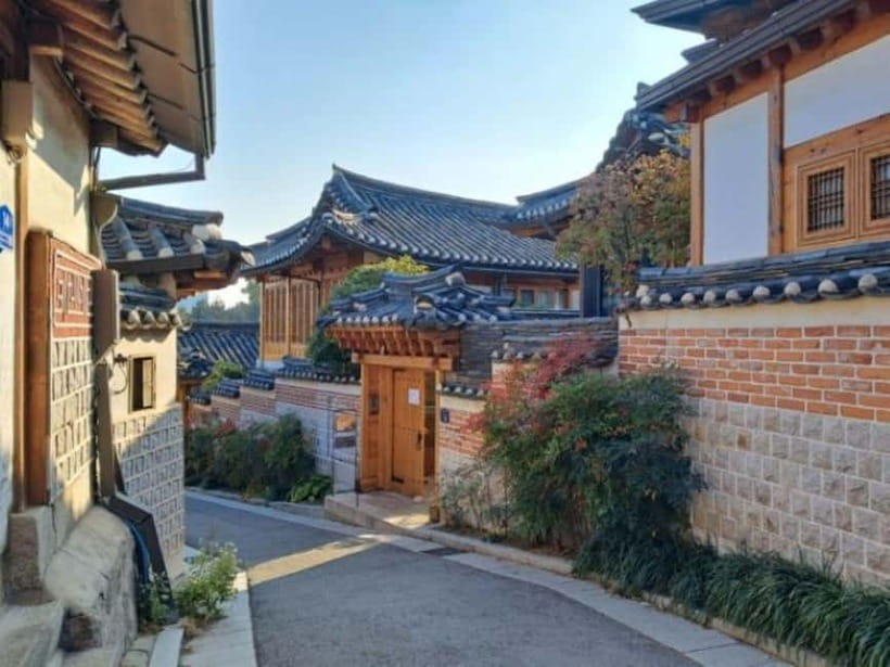 Seoul: Gyeongbokgung, Lotte Tower & Gangnam Trendy Day Tour - COEX Starfield Library: a photo stop inside a mall powerhouse
