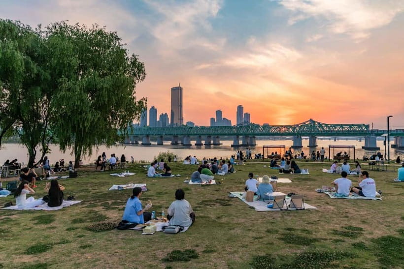 Seoul: Han River Sunset Bike Tour with Rainbow Fountain Show - Ramyeon by the Han River: included Korean comfort food, done simply