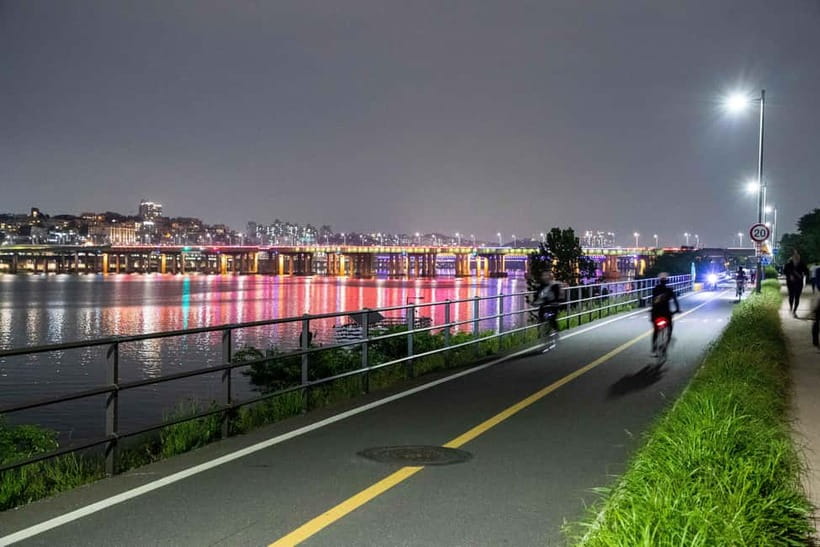 Seoul: Han River Sunset Bike Tour with Rainbow Fountain Show - What to watch for on the ground (sound, weather, and your comfort)