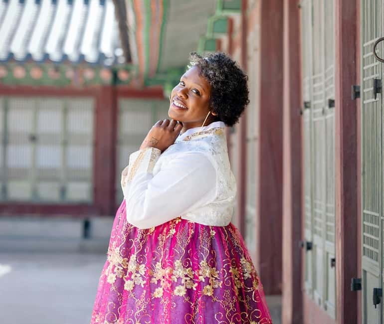 Seoul: Hanbok Photo Tour at Gyeongbokgung Palace - Choosing Your Hanbok: The Part That Makes Photos Look Like You