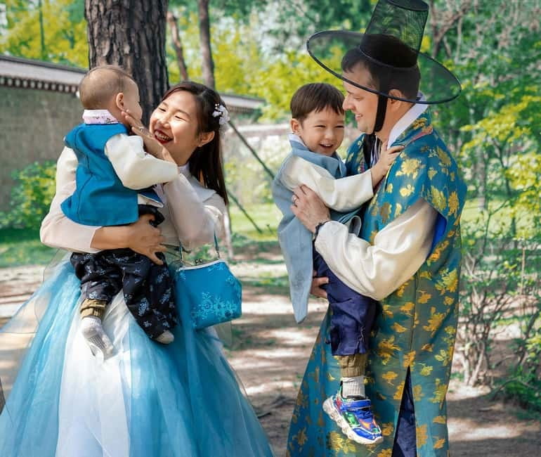 Seoul: Hanbok Photo Tour at Gyeongbokgung Palace - The Photo Shoot: Direction, Not Guesswork