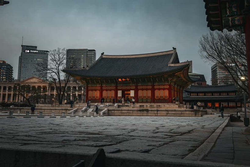 Seoul History Tour: Dark Past & Market Street Flavors - How much walking and what to pack