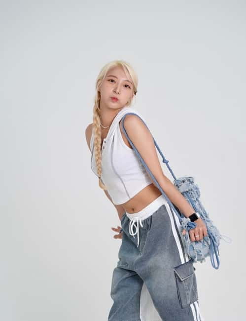 Seoul: K-pop Dance Class with a Professional in Hongdae - Hongdae, meet a mini K-pop stage
