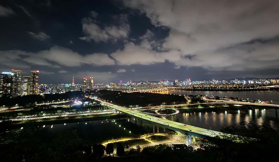 Seoul Night Tour: Naksan Park & Hidden Jems - Getting Started: GS25 Meetup and a Smooth Van Tempo