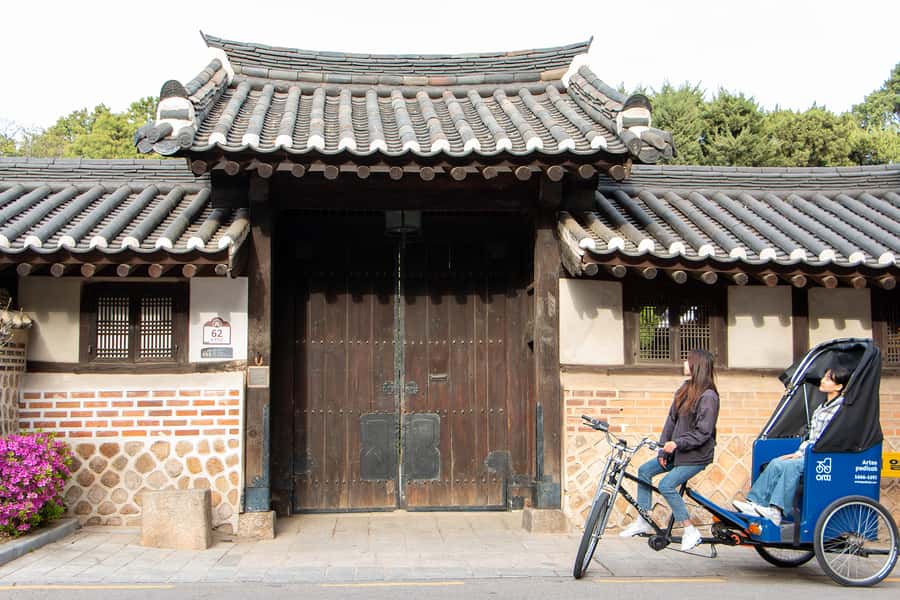 Seoul Private Pedicab Tour : Bukchon Anguk Hanok Village - Getting started: Anguk Station versus the National Museum courtyard