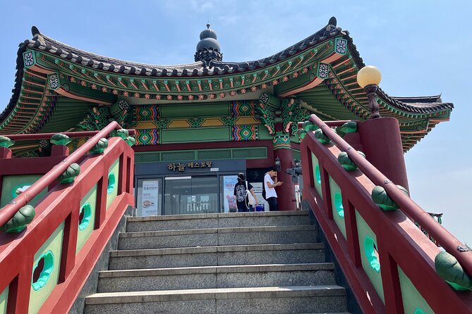 Seoul Private Tour Gyeongbok Palace Bukchon and Gwangjang Market - Guides, Questions, and the Human Side of the Day