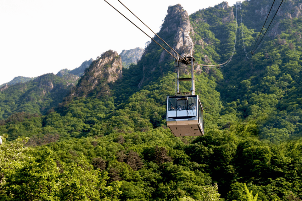 Seoul: Sokcho beach, market, hot spring and Seorak Cable Car - Cheoksan Foot Bath Park: the break that makes the mountains easier