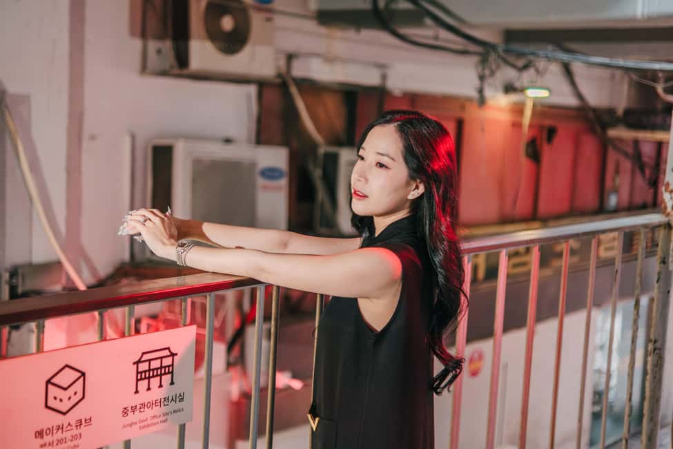 Seoul: Street Photoshoot and Hidden Gem History Walking Tour - Sewoon Arcade: the practical advantage of covered shooting