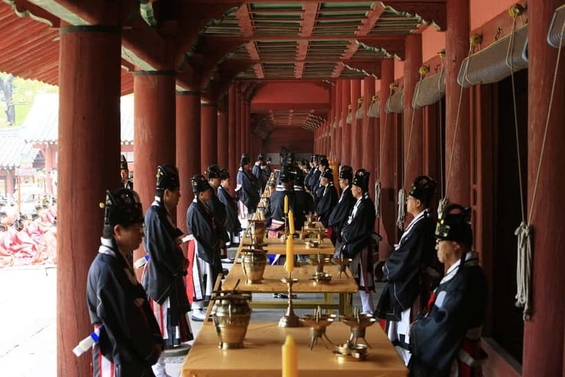Seoul: UNESCO Sites tour: Palace, Shrine & Bukchon Village - Jongmyo Royal Shrine: what an ancestor shrine teaches you