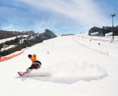 Seoul: Vivaldi Park Winter Ski with Eobi Ice Valley Day Tour - Morning ride from Seoul: 2 hours out, then Eobi Ice Valley in time for photos