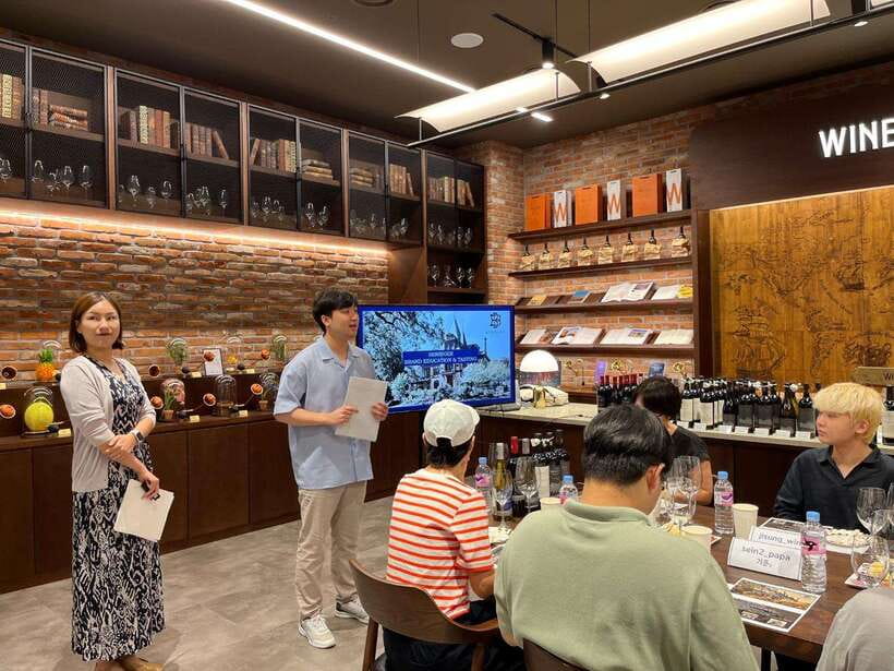 Seoul: Wine & Korean BBQ, Perfect Pairing Dinner in Sinchon - From small local tables to bigger social rooms