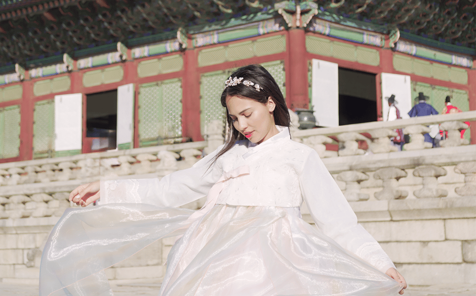 Seoul : Your Personal Photographer in Gyeongbokung - Posing help that actually reduces awkwardness