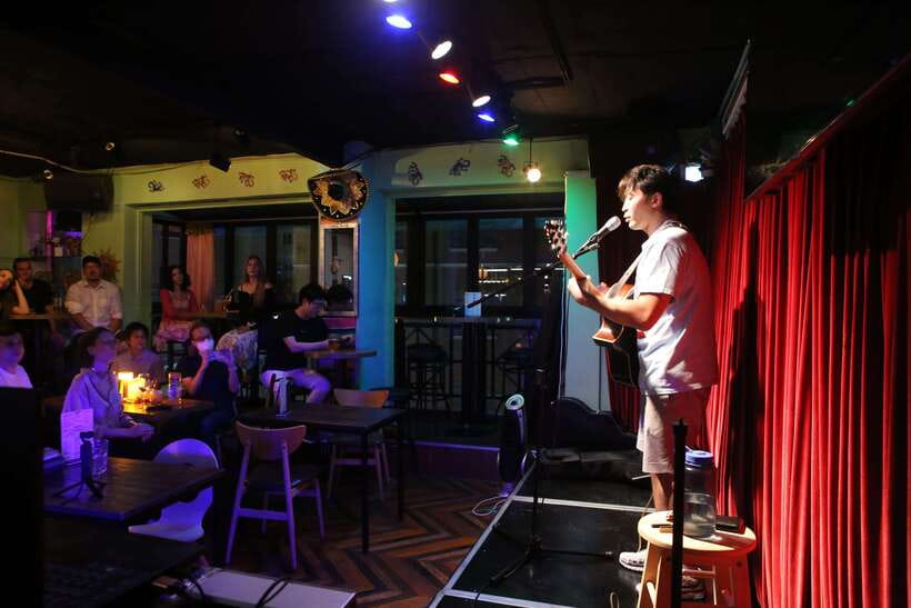 Seoul’s Stars: Open Mic with Local & International Talent - Open Mic Night on Gyeongnidan-gil Street: The Setting and the Crowd Energy
