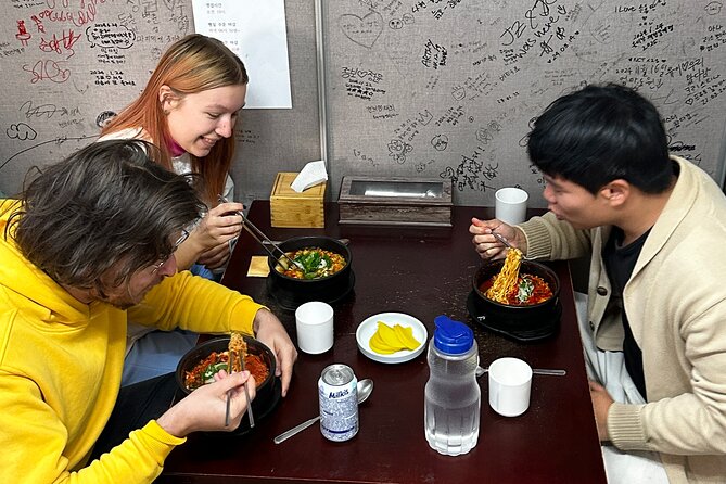 Street Food Tour in Jongno, Heart of Seoul - Bukchon Hanok Village: Closing with Hanok Alley Atmosphere