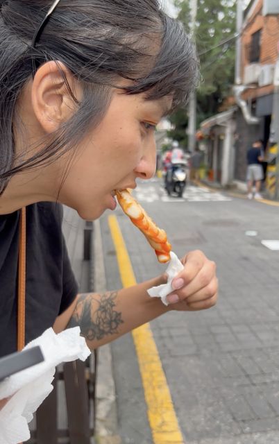 Taste hidden street food in Seoul with a 2.5h food tour - The guide experience: friendly, practical, and built around food first