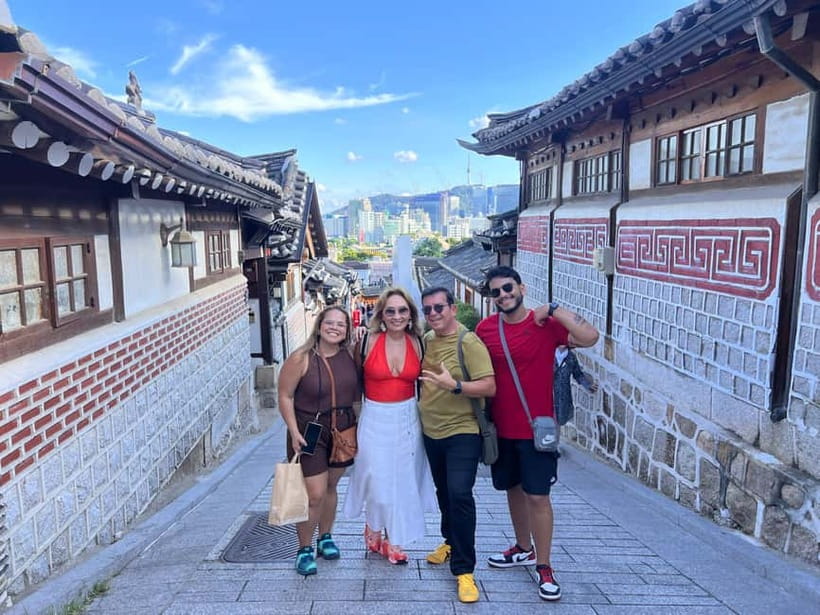 Time Travel in Seoul: Gyeongbokgung, Folk Museum & Bukchon - Gyeongbokgung Palace: What to Notice Beyond Big Gates