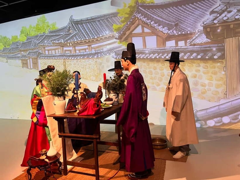 Time Travel in Seoul: Gyeongbokgung, Folk Museum & Bukchon - Why Mina’s Small-Group Style Feels Better