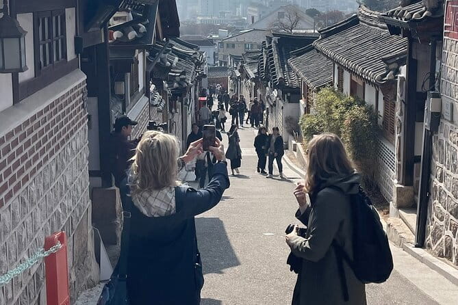 Tour Seoul’s oldest district with a storyteller from Bukchon - Your storyteller: a Bukchon native who links power to everyday streets